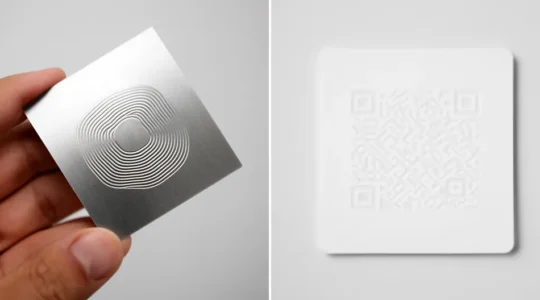 Comparaison entre une carte de visite NFC moderne et un QR code dans un environnement professionnel