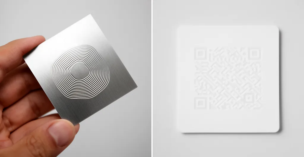 Comparaison entre une carte de visite NFC moderne et un QR code dans un environnement professionnel