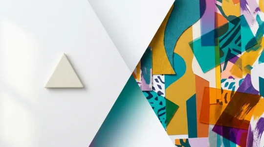 Composition visuelle montrant le contraste entre une identité minimaliste épurée et une identité maximaliste vibrante ciblant la génération Z