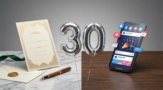Comparaison visuelle entre une invitation papier élégante et un écran de smartphone affichant un événement Facebook pour un anniversaire de 30 ans