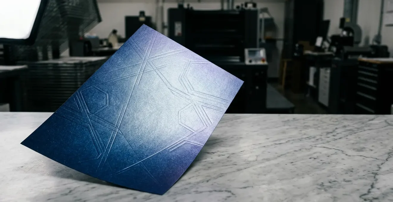 Effet de lumière sur papier nacré bleu nuit avec motifs géométriques en relief