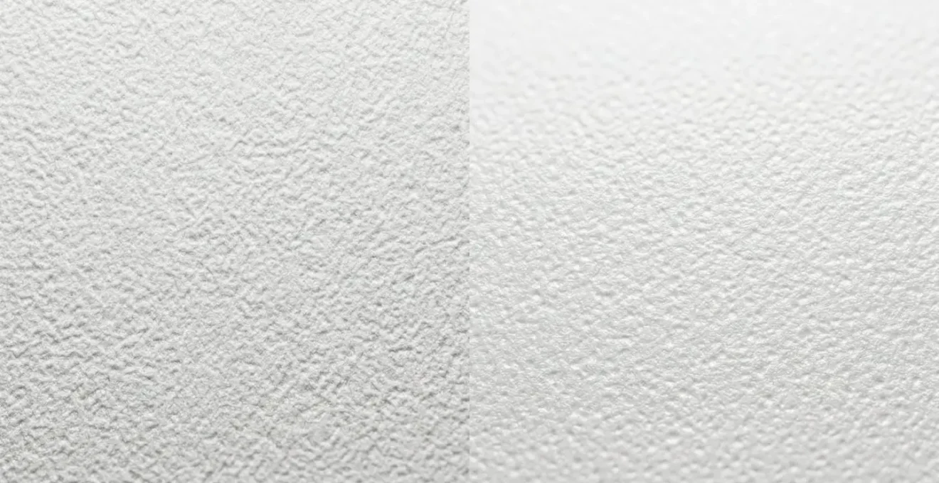 Vue macro de deux surfaces pelliculées montrant la différence de texture entre soft touch et mat classique